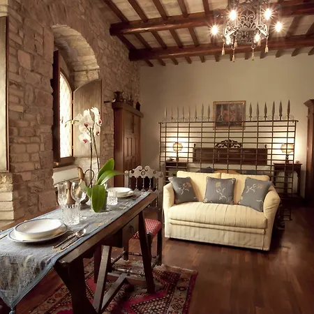 Loggia Dei Maestri Comacini *