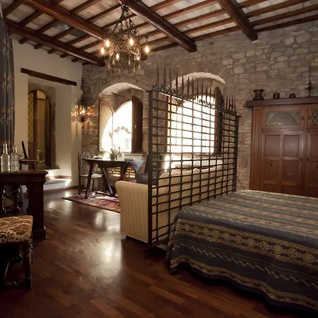 Loggia Dei Maestri Comacini