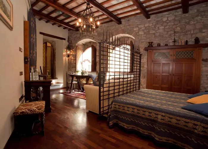 Loggia Dei Maestri Comacini * Assisi