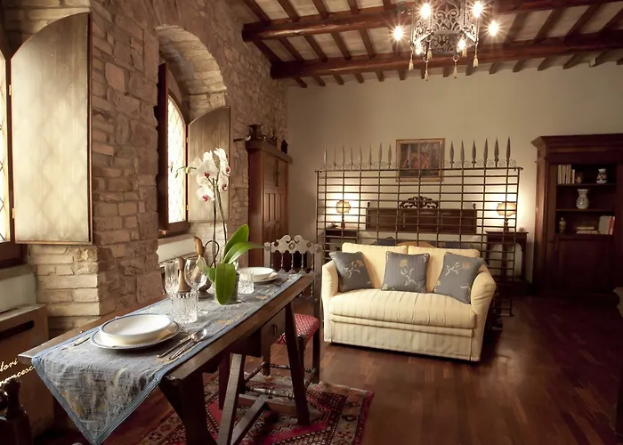 Loggia Dei Maestri Comacini *