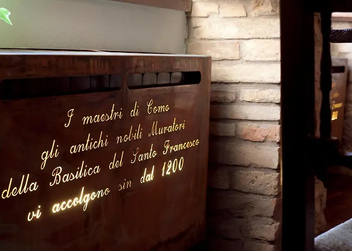 Loggia Dei Maestri Comacini