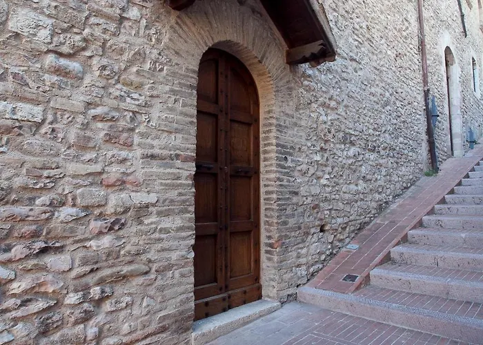 Loggia Dei Maestri Comacini * Assisi